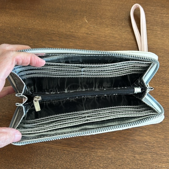 🎈3/$25🎈EUC Betsey Johnson Wristlet/Wallet - Picture 4 of 7